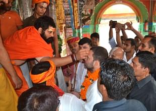 Congress vice-president Rahul Gandhi seeks divine blessings. (Saurabh/Hindustan Times via GettyImages) 